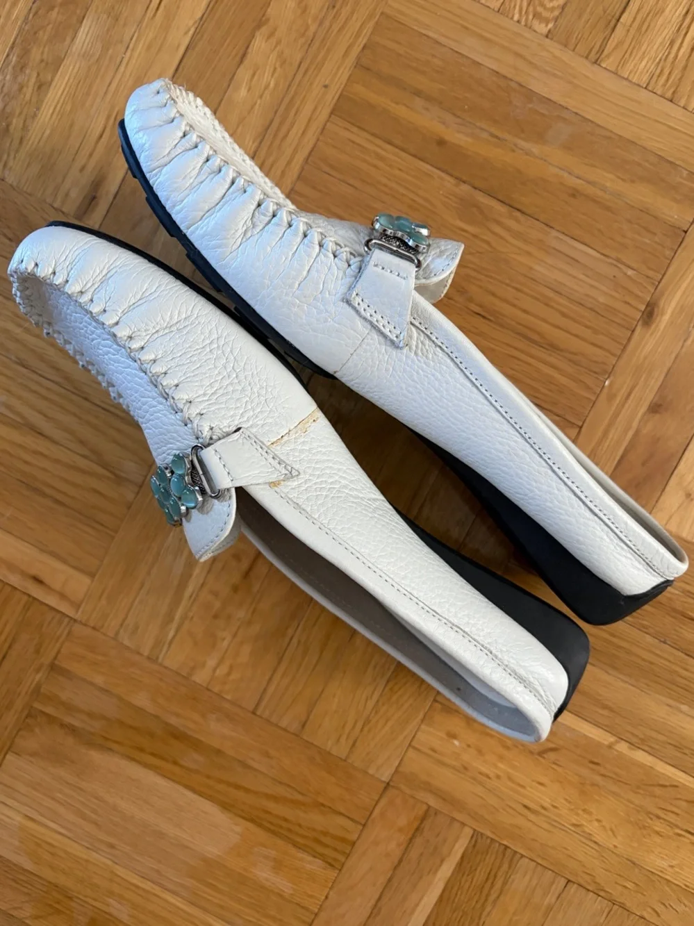 NWOT Bella Vita White Leather Loafers w/ Teal Accent - Women’s Size 7